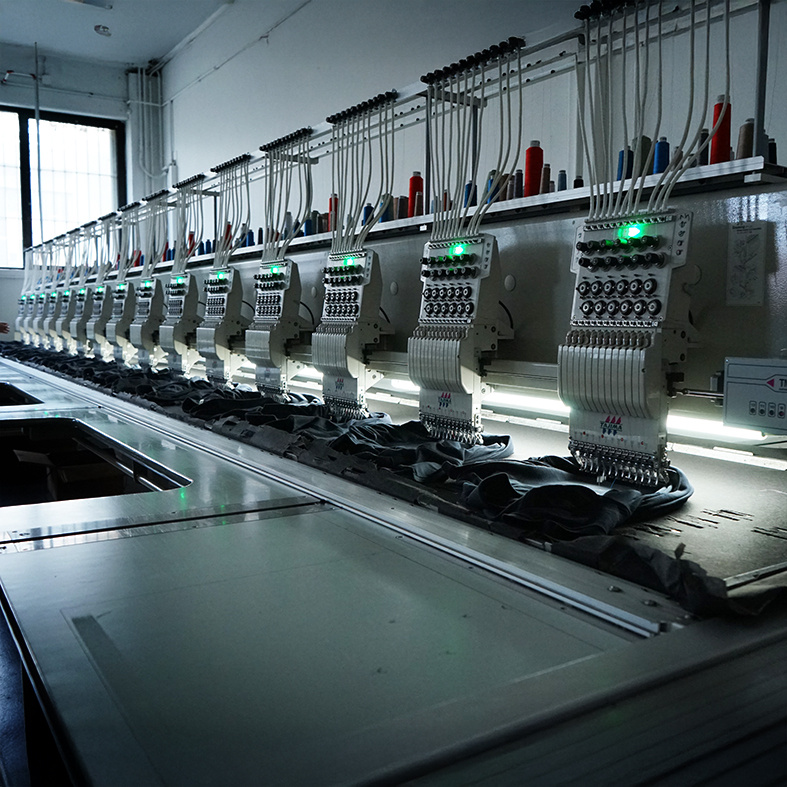 ricami gadget e vestiti brescia, Italia, alta moda e pubblicità